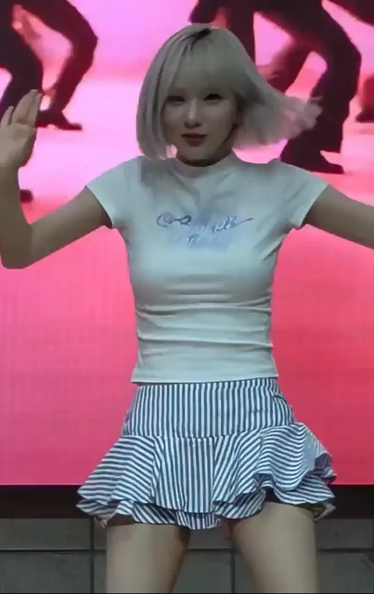치마가 짧은 복장 gif_1.webp