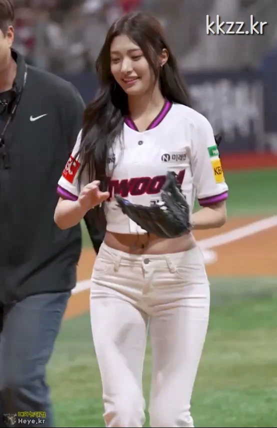 시구 하는 2007년생 아이돌 gif_2.webp
