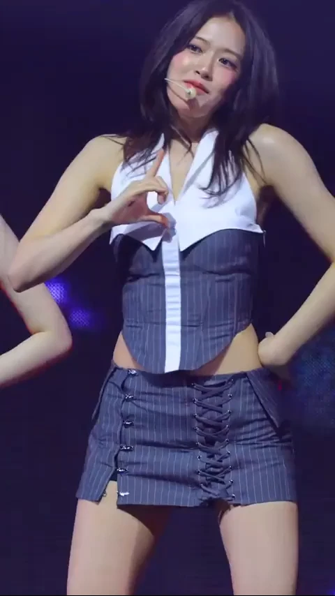 호불호 갈린다는 아이돌 의상 gif_2.webp