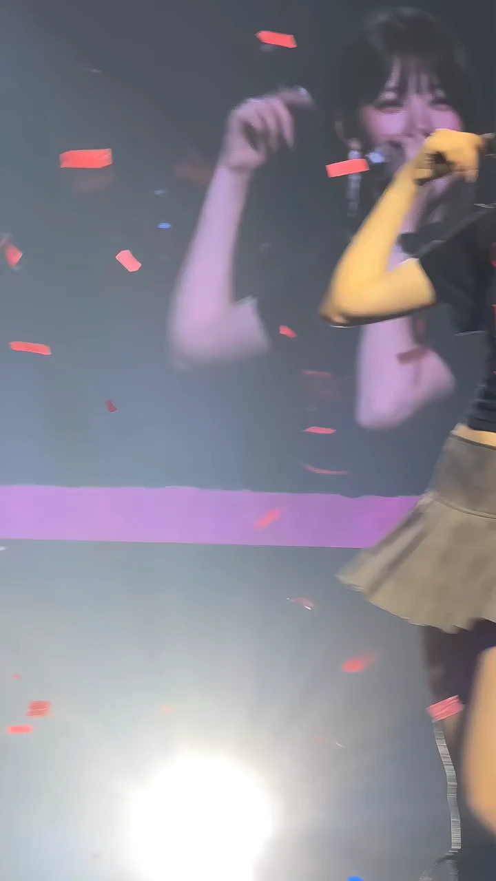 호불호 갈리는 치마 gif_1.webp