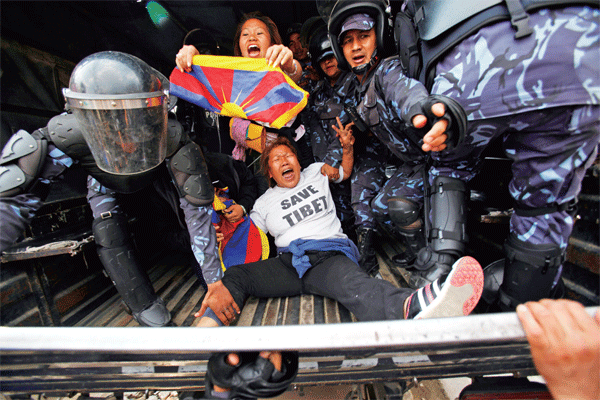 중국 : 주권 국가에 무력을 행사한 미국을 규탄한다._6.gif